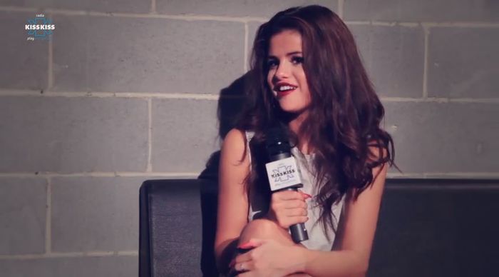 bscap0426 - xX_Radio KissKiss intervista Selena Gomez