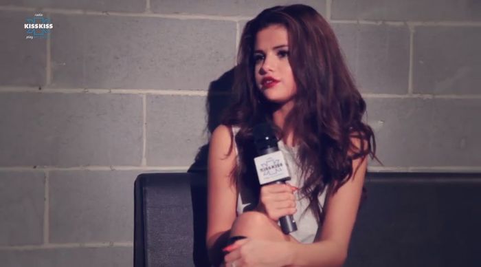 bscap0428 - xX_Radio KissKiss intervista Selena Gomez