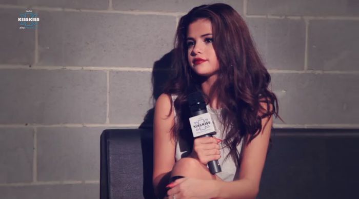 bscap0434 - xX_Radio KissKiss intervista Selena Gomez