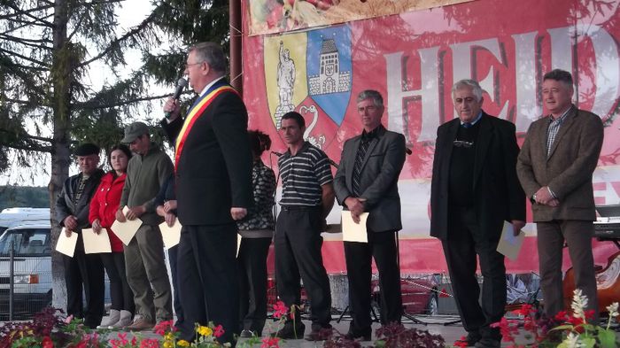 Primarul Cretu si premiantii - TOAMNA BISTRITEANA 2013