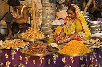 selling-indian-sweets - MINUNATA INDIA