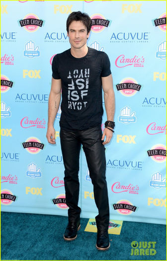 ian-somerhalder-teen-choice-awards-2013-red-carpet-04