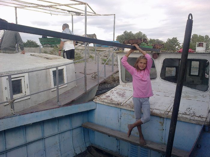 o mica; localnica!bucuroasa de sosirea noastra!

