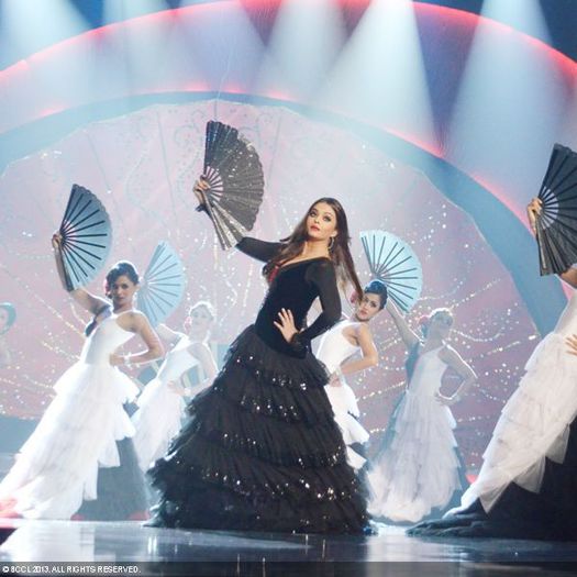 Bollywoods-light-eyed-beauty-Aishwarya-Rai-performs