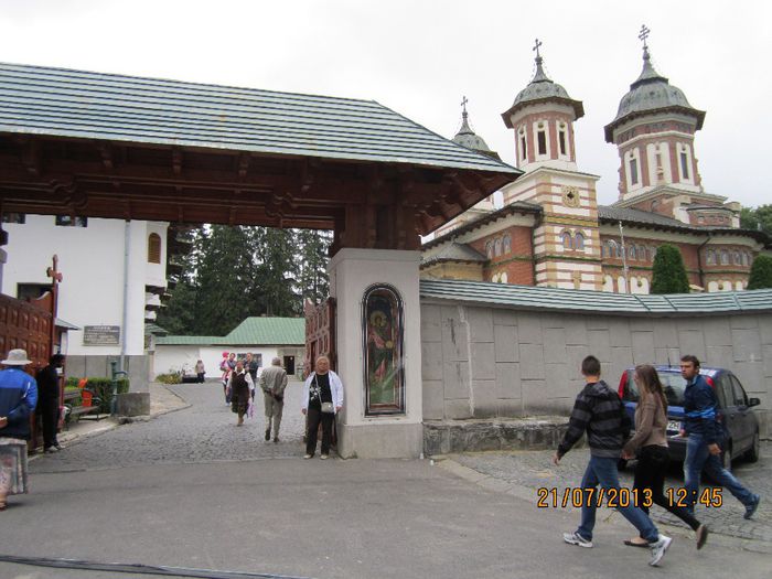 IMG_2070 - Manastirea Sinaia - 2013