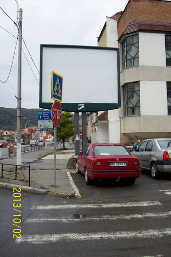 BLOCAJ CU MASINA ,BORDURI,PANOURI CU RECLAME SI INDICATOARE - DE GUSTIBUS  ET COLORIBUS NON DISPUTANDUM