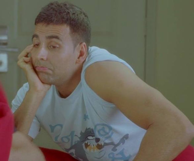 Hai sa stam imbratisati in pat si sa ne uitam la un film romantic