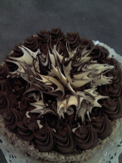 Tort de bezea cu crema de ciocolata,de ziua mamei 4.10.2013