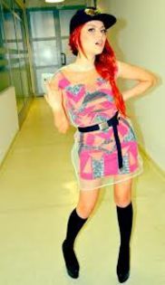 Elena îşi descrie stilul vestimentar fiind unul feminin,colorat şi extravagant.