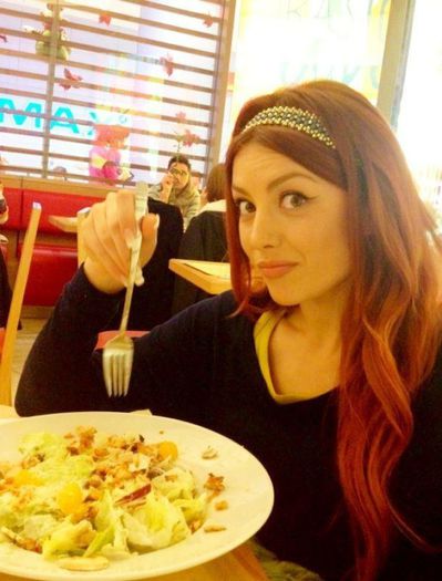 Salata Pui Mandarin este preferata artistei ,ea este adeptă mâncării sănătoase.