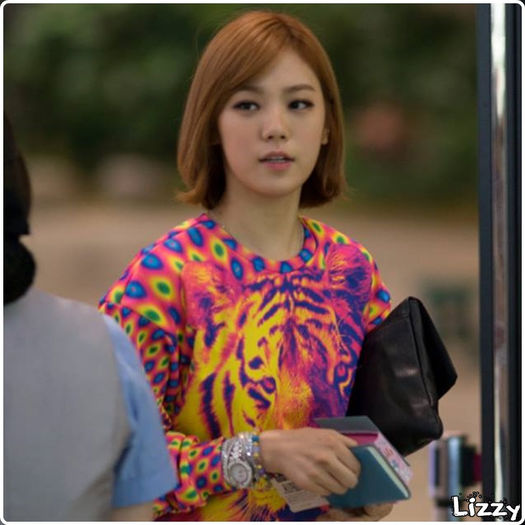 ↘.Hey si bye :)) (se aseaza pe canapea) Hai Yeonnie..:)) - ix __ Episodul 034 __ xi