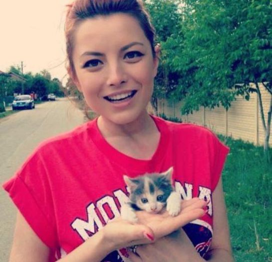 Elena s-a îndrăgostit de o pisicuţă,pe care a adoptat-o şi pe care a botezat-o Kitty Love. - All about Elena Gheorghe --- Facts