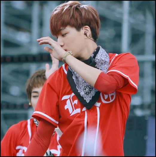 JI|. [se uita la Iu] Fac si eu asa? :-s :)) Aa.. da.. [face ca si Iu. :3 :))] Bye. :) - ix __ Episodul 035 __ xi