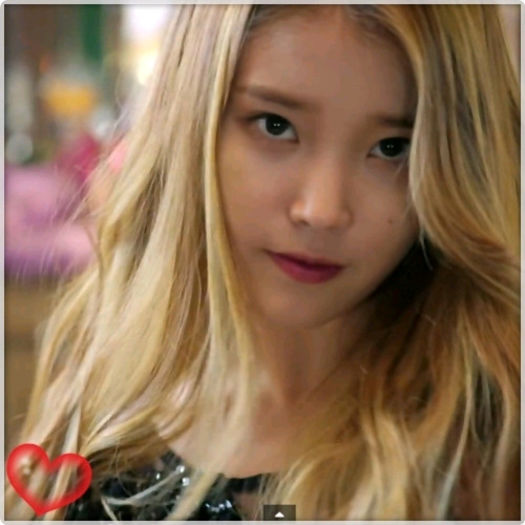 [I.U] ..[isi ia un pahar] ..Mm.. dar nimeni nu ciocneste? ..Ok.. [bea].. :-?? ..