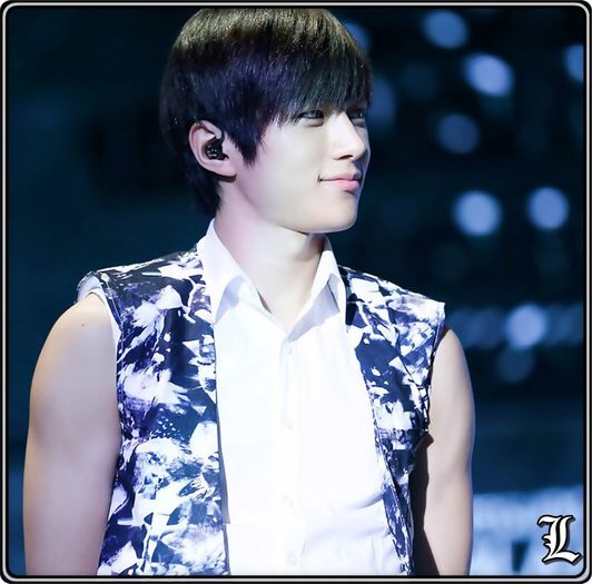 ∞ .. :)) .. ^bea;se uita la tel;o saruta pe Suzz;se ridica^ .. Good night. :3 .. ^pleaca^ .. - ix __ Episodul 035 __ xi