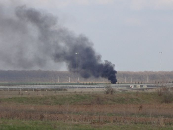 Poluare si la tara; Este o zona langa autostrada A3 unde se ard zilnic cauciucuri si nimeni nu ia masuri, nici la tara nu mai este aer curat. Sunt zile in care nu putem sta  in curte din cauza fumului
