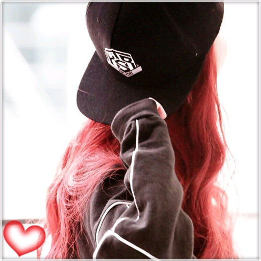 [I.U] .. :)) ..[bea] ..:))=)) ..[se uita la Luhan] .. :| ..[ii da un ghiont lui Kai.] .. :-s - ix __ Episodul 036 __ xi