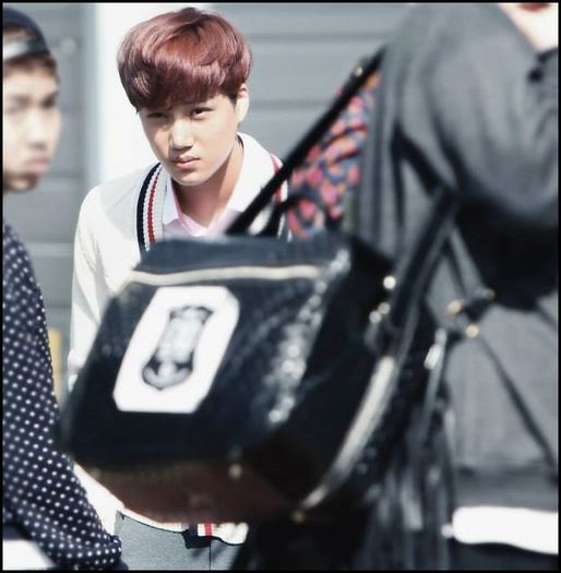 JI|. Bai piticot..glumeam. :)) [ii ciufuleste parul] Da Junii..cum zici tu. ;;)