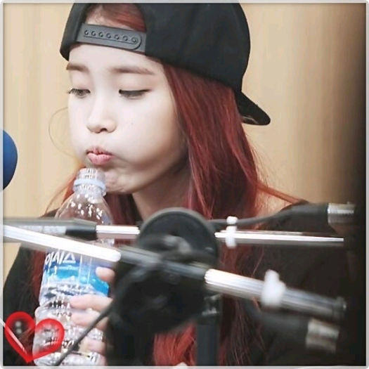 [I.U] ..:)) ..[scoate capul din perna] ..:)) ..Mrrr.. mrrr? :-? ..Motaaan. :))