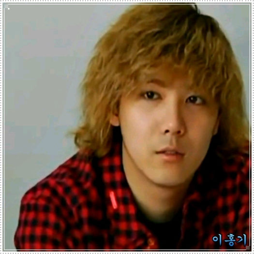 <> ..Nu, nu esti.. cum sa fii? ..IU.. :| ..:))=)) ..Deci Jae stie ca esti aici? :-?