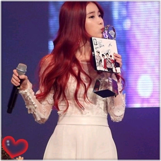 [I.U] ..ce va uitati asa? ..Nu ati mai vazut vedete? ;;) ..:))=)) - Glumesc. :D ..Aaa.. da..stie... 