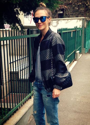 1378377_698940610135236_1120916500_n - adela popescu