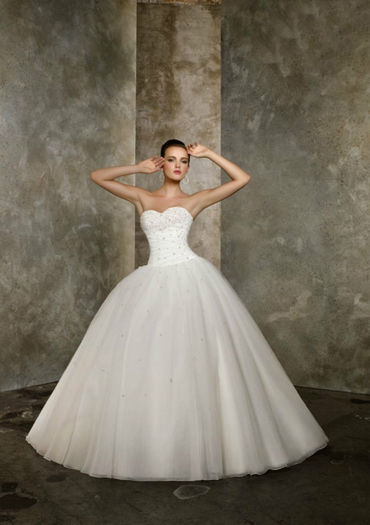 Rochii-de-mireasa-stil-printesa-de-la-Avangarde-Brides-4[2]