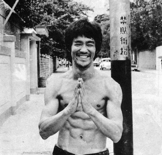 BRUCE LEE 2 - CLUB I LIKE IT 3-ALEGE DOAR 4 POZE DE AICI CU CINE VREI SI ITI PUN NUMELE