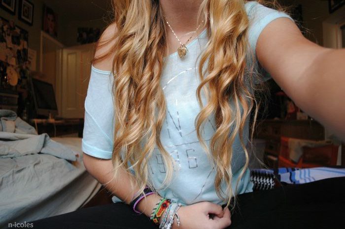 　　　　　@MENTA ↘ is my friend ↙ - one day you are important next day you are worthless