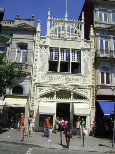 Libraria Lello & Irmao; Deschisa in1906,considerata una dintre cele mai frumoase din lume
