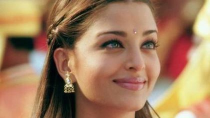 AISHWARYA RAI BACHCHAN 3 - CLUB I LIKE IT 3-ALEGE DOAR 4 POZE DE AICI CU CINE VREI SI ITI PUN NUMELE