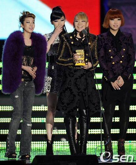 2ne1 cry