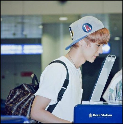 LH| ..[ii spune ceva la ureche] :3 :)). - l _ Mouse Rabbit _ l