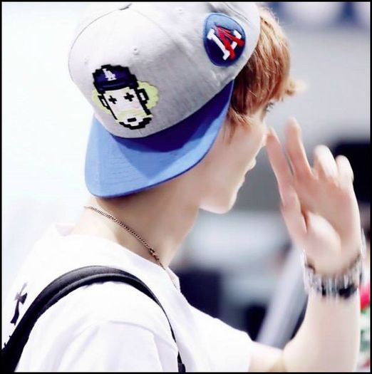 LH|. [o ia de dupa gat; se uita la Kai] Nu. :3 :)) - l _ Mouse Rabbit _ l