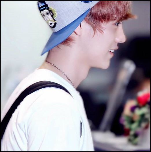 LH|. Sunt un pic-pic, indragostit. :3 [toarna in pahare; bea] - l _ Mouse Rabbit _ l