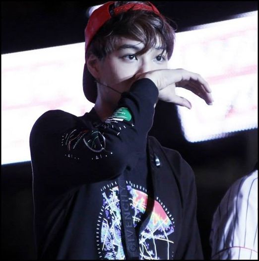 JI|. Eww. ;-; [ii sterge lacrimile apoi ii pune capusorul sub barbia lui(la piept:>) si o .. - l _ Mouse Rabbit _ l