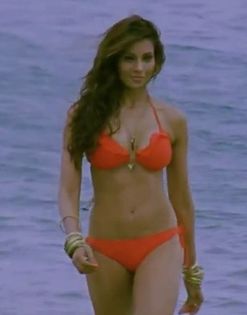 Pazea ca viiin *se arunca in piscina*