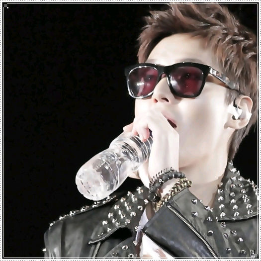 $. ..[se intoarce banda apa] ..:) ..[inchide bidonul] .. Cand ai venit? ..:-? ..[hug Sul.]