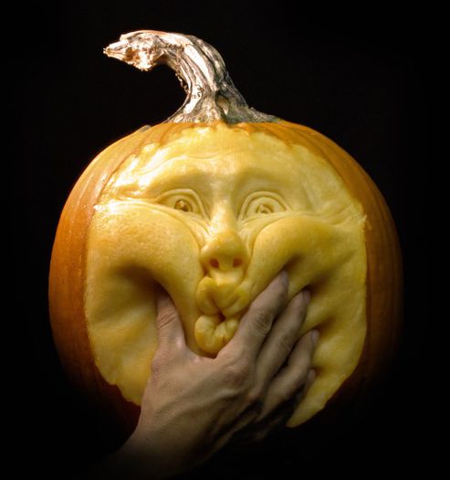 villafane-pumpkin-carving-squeeze - OMG-CE REALE SUNT POZELE SCULPTATE DIN DOVLECI