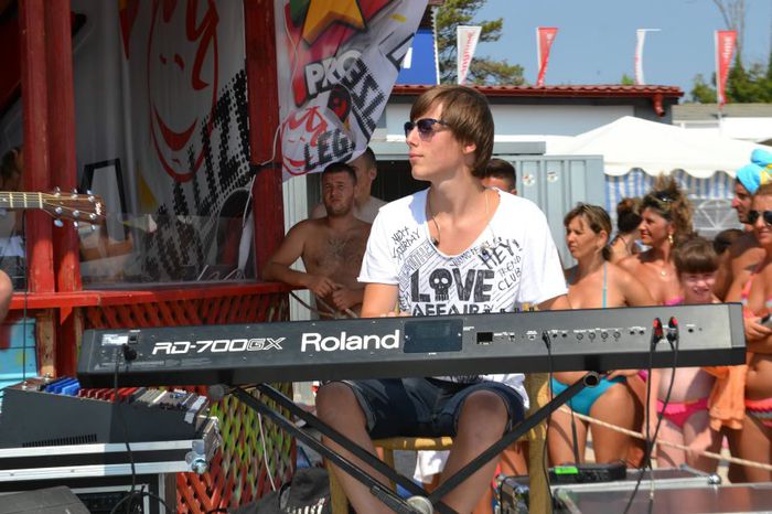1149243_10151600272973870_369567866_o - LaLa Band
