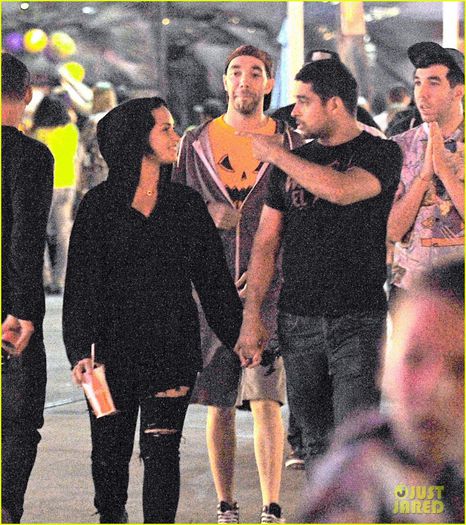 demi-lovato-wilmer-valderrama-hold-hands-at-knotts-berry-farm-01 - Demi Lovato and Wilmer Valderrama Hold Hands for Date Night
