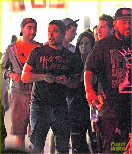 demi-lovato-wilmer-valderrama-hold-hands-at-knotts-berry-farm-02 - Demi Lovato and Wilmer Valderrama Hold Hands for Date Night