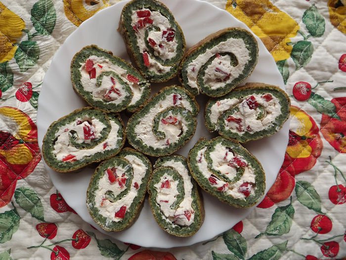 Rulada de spanac -crema branza cu ardei - Sarea n bucate