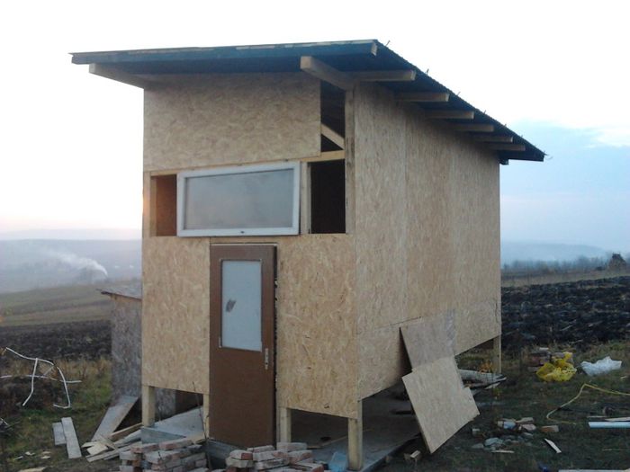 2013-11-02 16.26.19; am montat usa geamul de la intrare,ca mai este unul diametral opus
