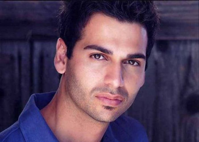 In sfarsit o manea...pot admira fndul fetelor care danseaza=)))