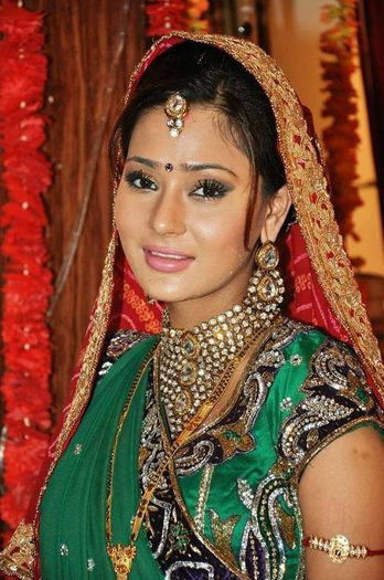 1425686_626624587399857_151230085_n - sara khan