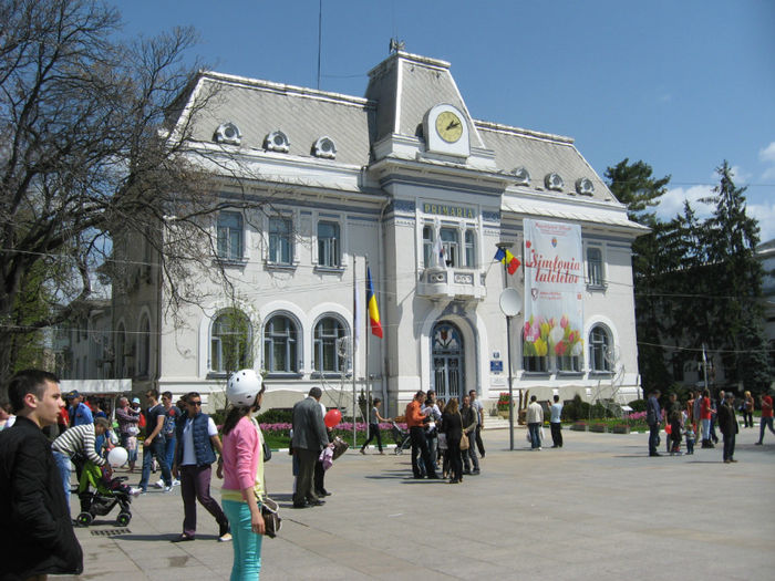 mai departe in Pitesti  , e festivalul Lalelelor peste 32 de ani de traditie - Excursii aprilie -mai 2013