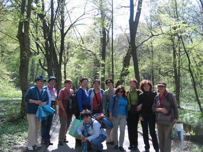 o parte din grup in padurea TRivale din Pitesti - Excursii aprilie -mai 2013