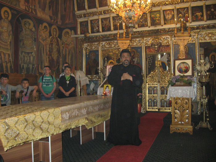 preotul satului un om inimos care mentine traditia local