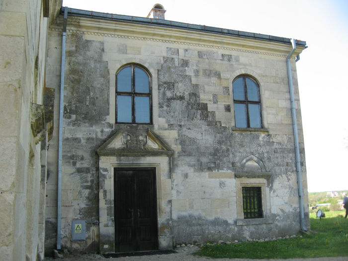 palatul din Heresti din piatra   al familiei Udriste Nasturel , mare carturar sfetnic al lui Matei B